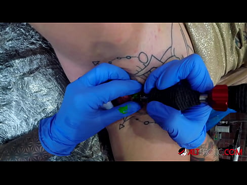 ❤️ Экстремально татуированная красотка Sully Savage сделала татуировку на клиторе ️ Видео ебли на нашем сайте sextoysformen.xyz ❌️❤